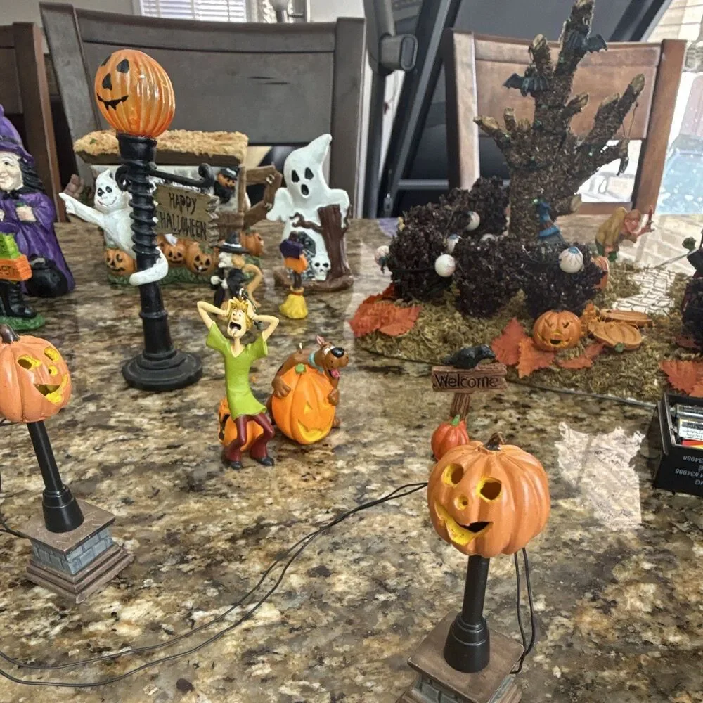 Lot Halloween Mini Figurine Set w/ Lighted Pumpkin, Witch, Ghost, Vampire.